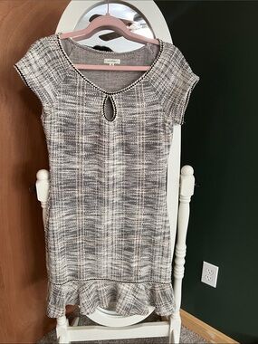 Max Studio Gray and White Knit Cap-Sleeve Dress with Ruffled Hem